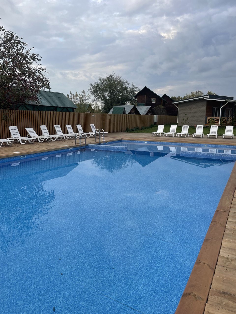 Просторный бассейн с подогревом